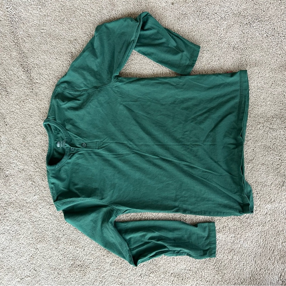green levi’s tee